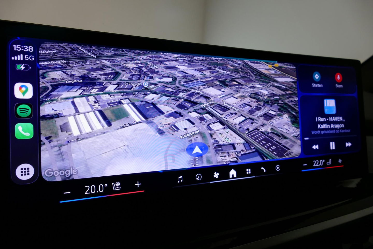 BMW X5 xDrive50e / Orig. Nederlands / Maxton Design Bodykit V.2 / Skylounge Panoramadak / Stoelkoeling & -verwarming / Elektr. verstelbare voorstoelen + memory / Carbon Interieurdelen / Harman Kardon Surround Sound / Ambienteverlichting / Softclose / HUD BMW Pro