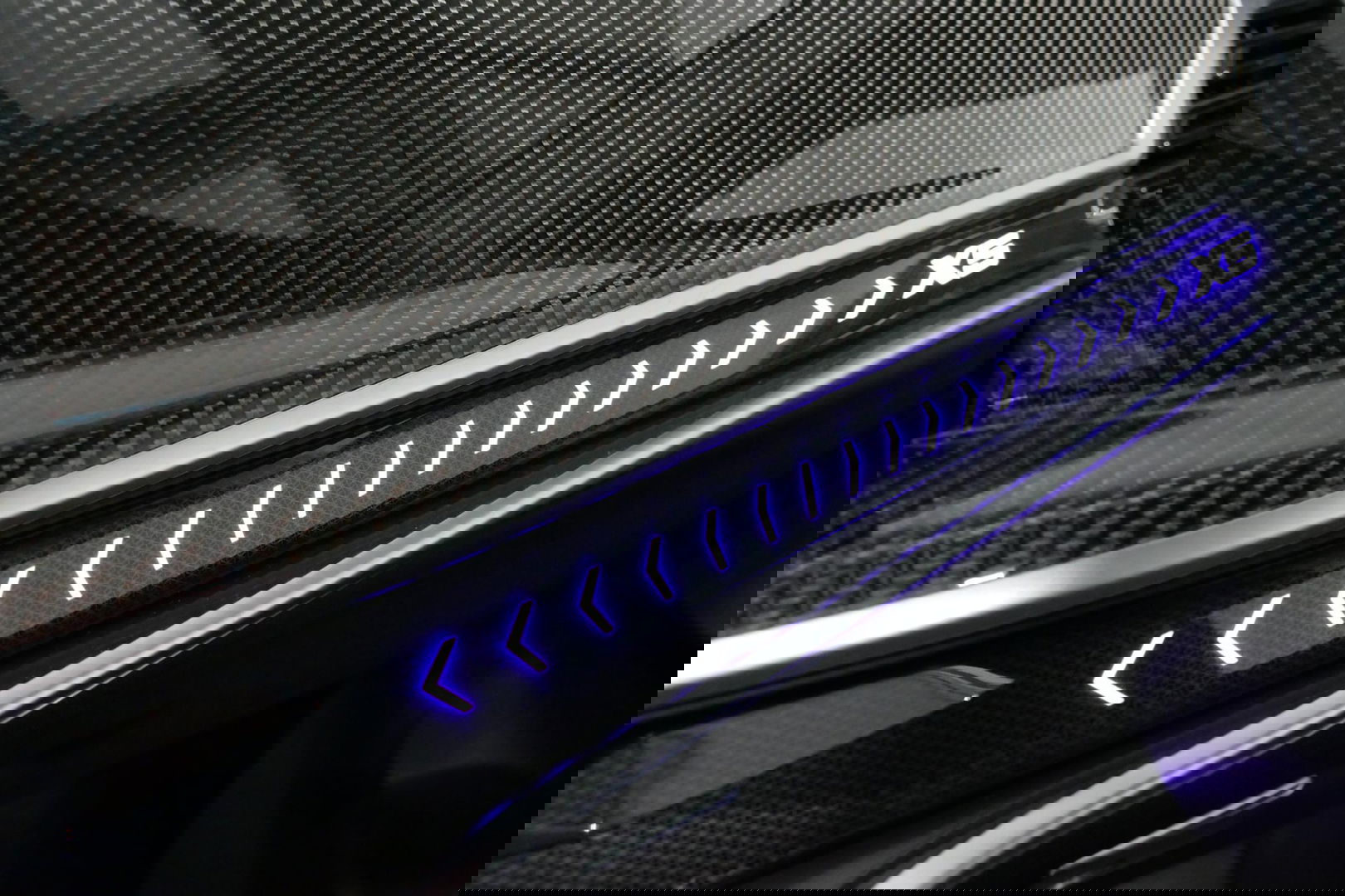 BMW X5 xDrive50e / Orig. Nederlands / Maxton Design Bodykit V.2 / Skylounge Panoramadak / Stoelkoeling & -verwarming / Elektr. verstelbare voorstoelen + memory / Carbon Interieurdelen / Harman Kardon Surround Sound / Ambienteverlichting / Softclose / HUD BMW Pro