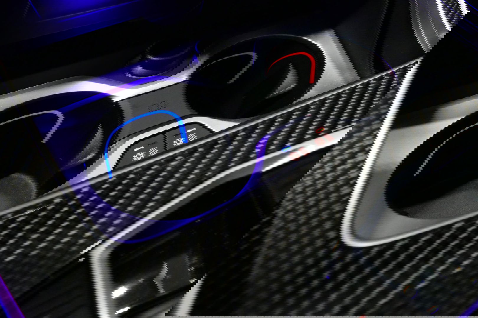 BMW X5 xDrive50e / Orig. Nederlands / Maxton Design Bodykit V.2 / Skylounge Panoramadak / Stoelkoeling & -verwarming / Elektr. verstelbare voorstoelen + memory / Carbon Interieurdelen / Harman Kardon Surround Sound / Ambienteverlichting / Softclose / HUD BMW Pro