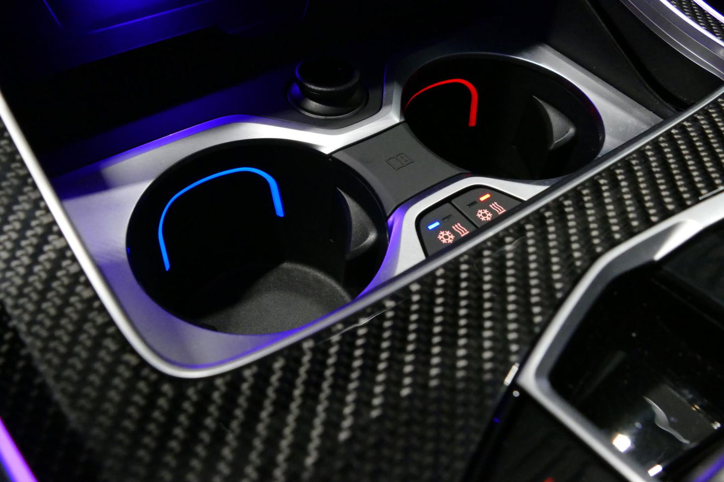 BMW X5 xDrive50e / Orig. Nederlands / Maxton Design Bodykit V.2 / Skylounge Panoramadak / Stoelkoeling & -verwarming / Elektr. verstelbare voorstoelen + memory / Carbon Interieurdelen / Harman Kardon Surround Sound / Ambienteverlichting / Softclose / HUD BMW Pro