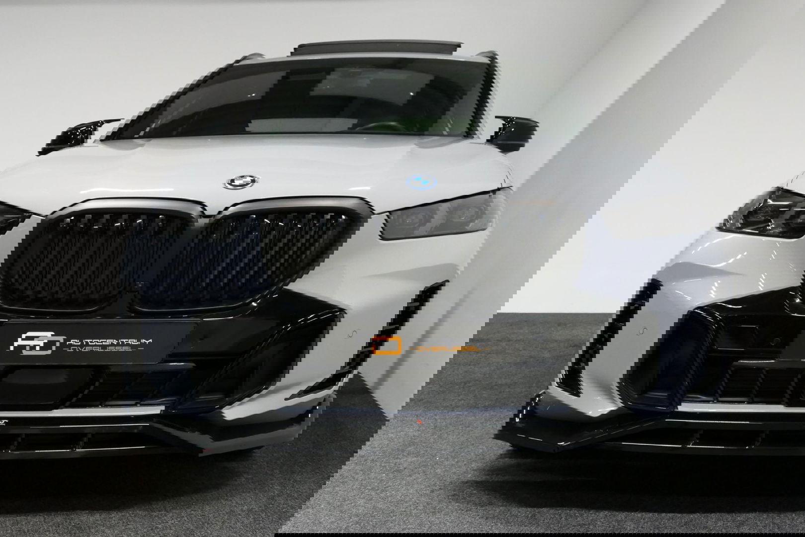 BMW X5 xDrive50e / Orig. Nederlands / Maxton Design Bodykit V.2 / Skylounge Panoramadak / Stoelkoeling & -verwarming / Elektr. verstelbare voorstoelen + memory / Carbon Interieurdelen / Harman Kardon Surround Sound / Ambienteverlichting / Softclose / HUD BMW Pro