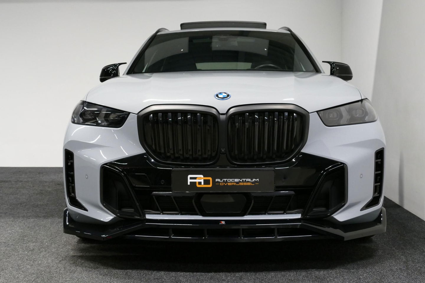 BMW X5 xDrive50e / Orig. Nederlands / Maxton Design Bodykit V.2 / Skylounge Panoramadak / Stoelkoeling & -verwarming / Elektr. verstelbare voorstoelen + memory / Carbon Interieurdelen / Harman Kardon Surround Sound / Ambienteverlichting / Softclose / HUD BMW Pro