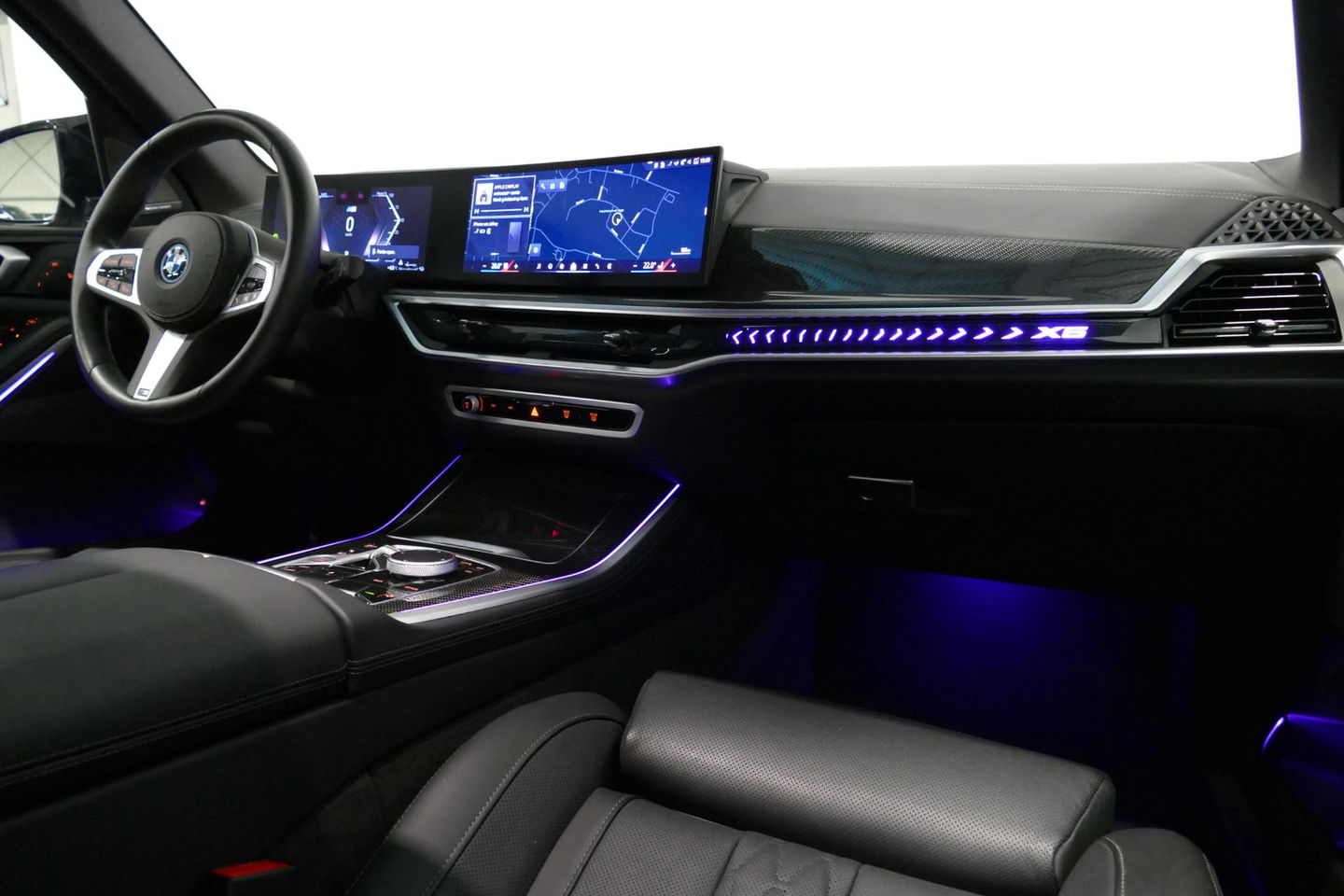 BMW X5 xDrive50e / Orig. Nederlands / Maxton Design Bodykit V.2 / Skylounge Panoramadak / Stoelkoeling & -verwarming / Elektr. verstelbare voorstoelen + memory / Carbon Interieurdelen / Harman Kardon Surround Sound / Ambienteverlichting / Softclose / HUD BMW Pro