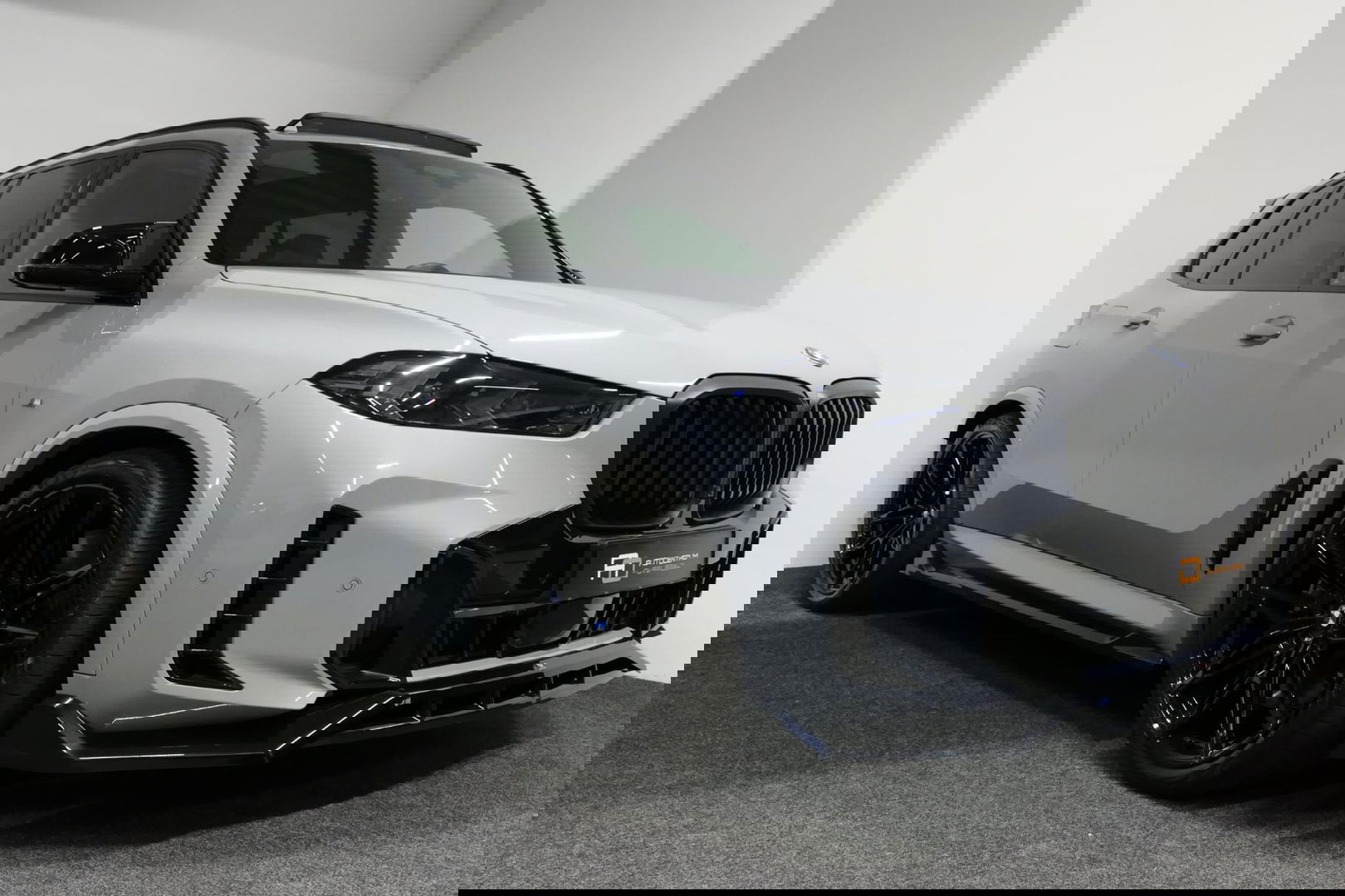 BMW X5 xDrive50e / Orig. Nederlands / Maxton Design Bodykit V.2 / Skylounge Panoramadak / Stoelkoeling & -verwarming / Elektr. verstelbare voorstoelen + memory / Carbon Interieurdelen / Harman Kardon Surround Sound / Ambienteverlichting / Softclose / HUD BMW Pro