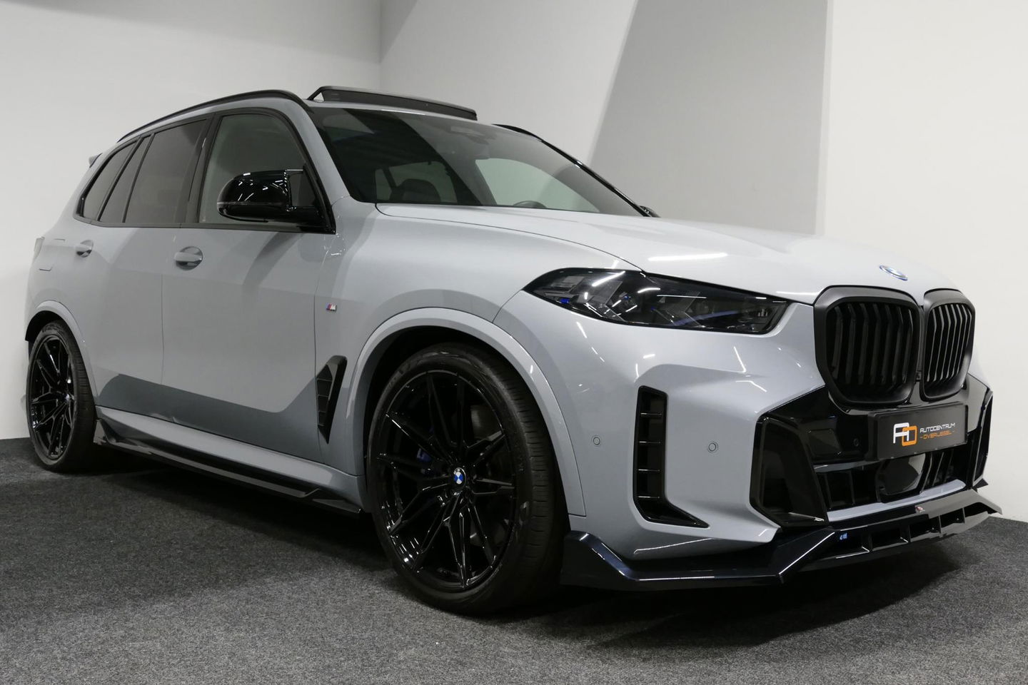 BMW X5 xDrive50e / Orig. Nederlands / Maxton Design Bodykit V.2 / Skylounge Panoramadak / Stoelkoeling & -verwarming / Elektr. verstelbare voorstoelen + memory / Carbon Interieurdelen / Harman Kardon Surround Sound / Ambienteverlichting / Softclose / HUD BMW Pro