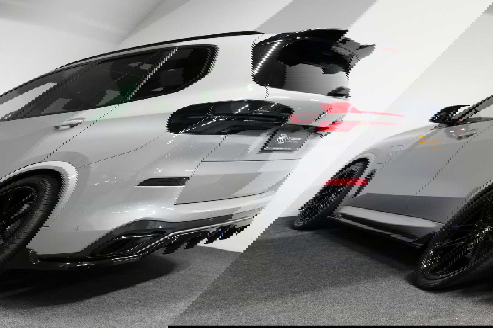 BMW X5 xDrive50e / Orig. Nederlands / Maxton Design Bodykit V.2 / Skylounge Panoramadak / Stoelkoeling & -verwarming / Elektr. verstelbare voorstoelen + memory / Carbon Interieurdelen / Harman Kardon Surround Sound / Ambienteverlichting / Softclose / HUD BMW Pro