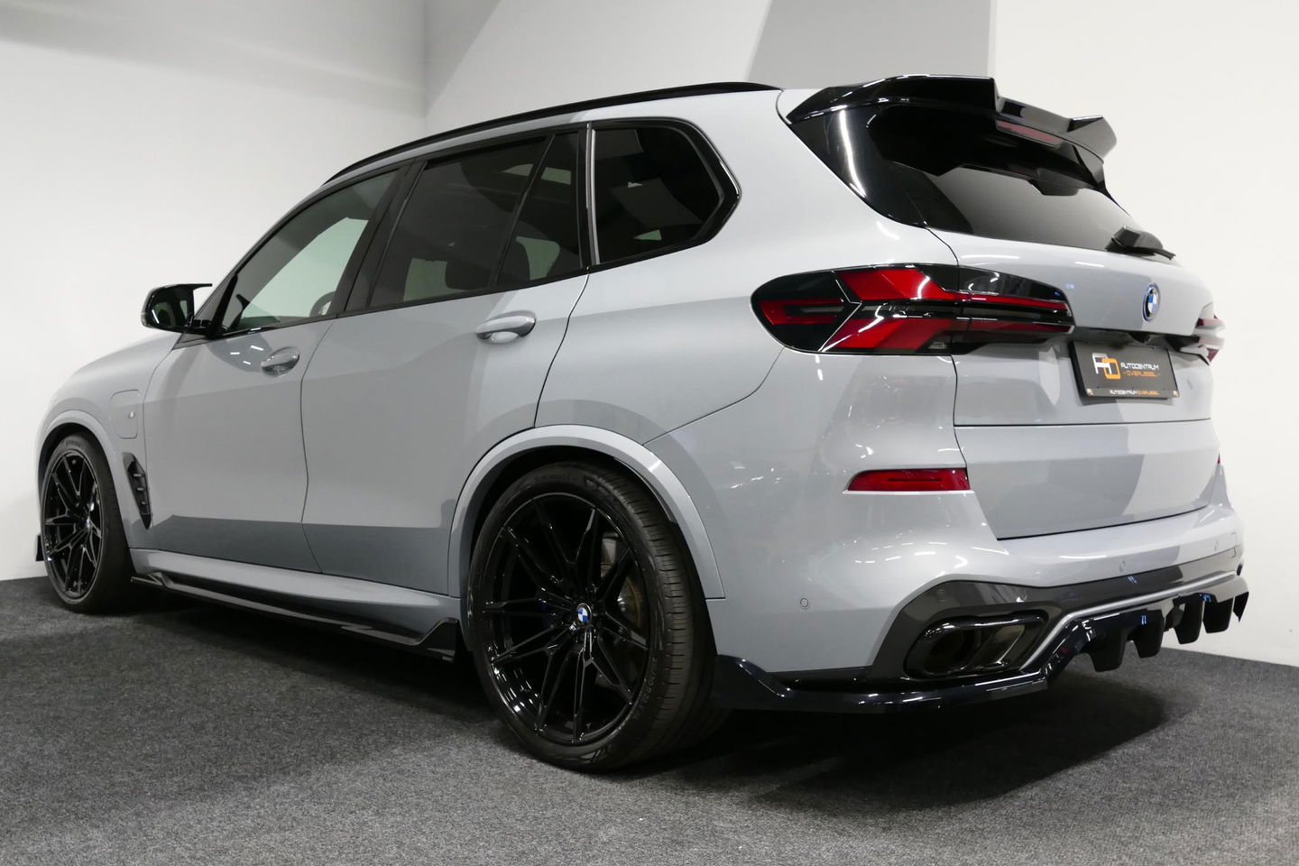 BMW X5 xDrive50e / Orig. Nederlands / Maxton Design Bodykit V.2 / Skylounge Panoramadak / Stoelkoeling & -verwarming / Elektr. verstelbare voorstoelen + memory / Carbon Interieurdelen / Harman Kardon Surround Sound / Ambienteverlichting / Softclose / HUD BMW Pro