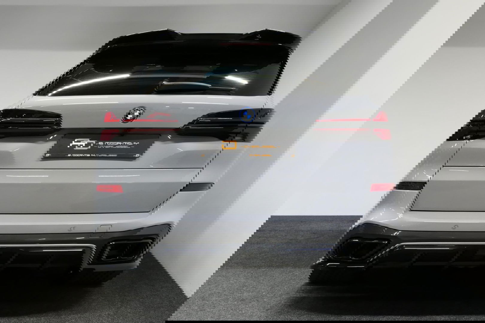 BMW X5 xDrive50e / Orig. Nederlands / Maxton Design Bodykit V.2 / Skylounge Panoramadak / Stoelkoeling & -verwarming / Elektr. verstelbare voorstoelen + memory / Carbon Interieurdelen / Harman Kardon Surround Sound / Ambienteverlichting / Softclose / HUD BMW Pro