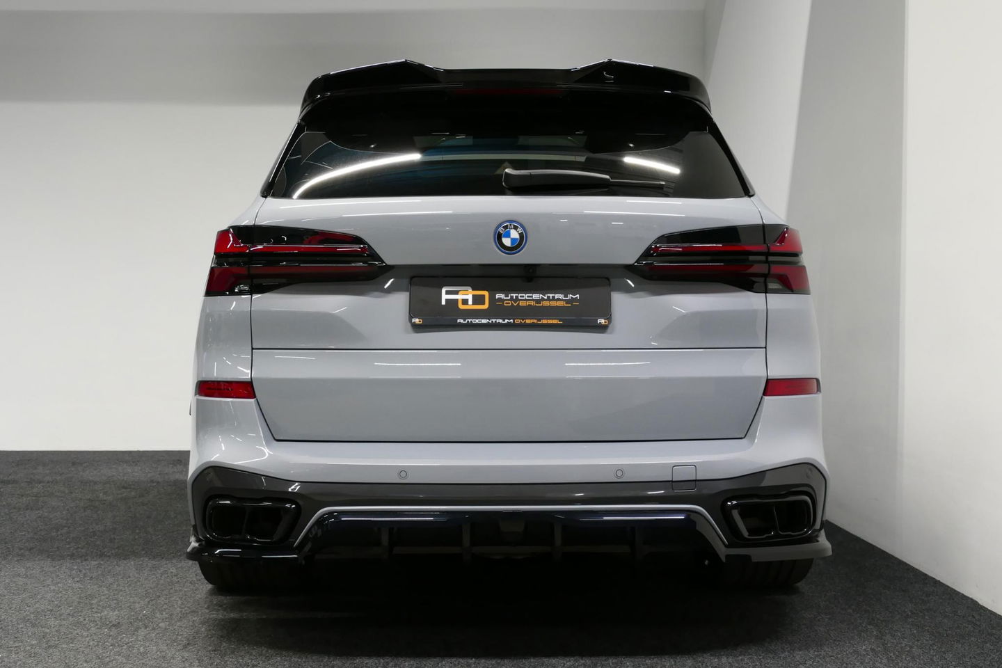 BMW X5 xDrive50e / Orig. Nederlands / Maxton Design Bodykit V.2 / Skylounge Panoramadak / Stoelkoeling & -verwarming / Elektr. verstelbare voorstoelen + memory / Carbon Interieurdelen / Harman Kardon Surround Sound / Ambienteverlichting / Softclose / HUD BMW Pro