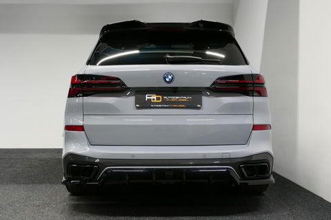 BMW X5 xDrive50e / Orig. Nederlands / Maxton Design Bodykit V.2 / Skylounge Panoramadak / Stoelkoeling & -verwarming / Elektr. verstelbare voorstoelen + memory / Carbon Interieurdelen / Harman Kardon Surround Sound / Ambienteverlichting / Softclose / HUD BMW Pro