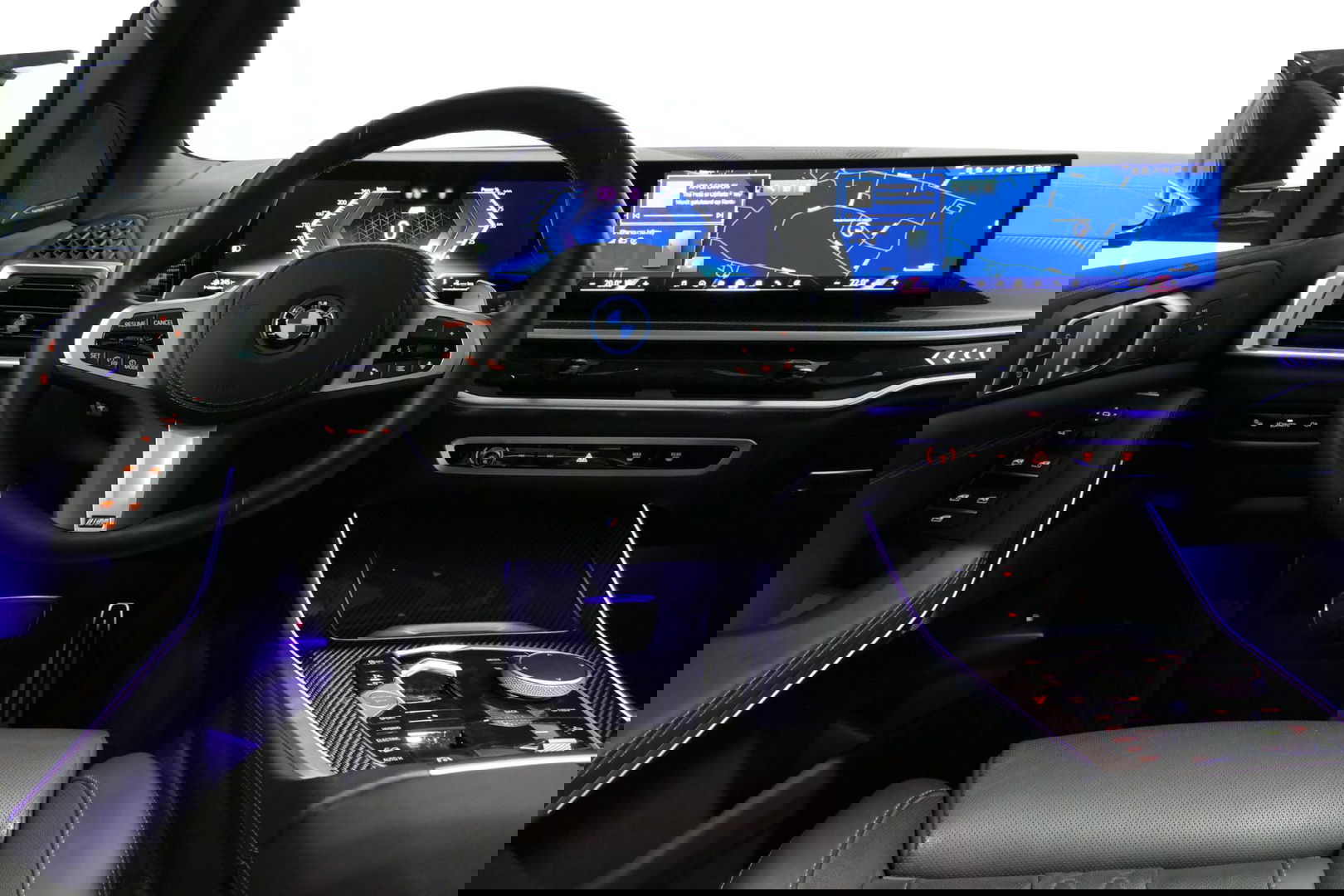 BMW X5 xDrive50e / Orig. Nederlands / Maxton Design Bodykit V.2 / Skylounge Panoramadak / Stoelkoeling & -verwarming / Elektr. verstelbare voorstoelen + memory / Carbon Interieurdelen / Harman Kardon Surround Sound / Ambienteverlichting / Softclose / HUD BMW Pro