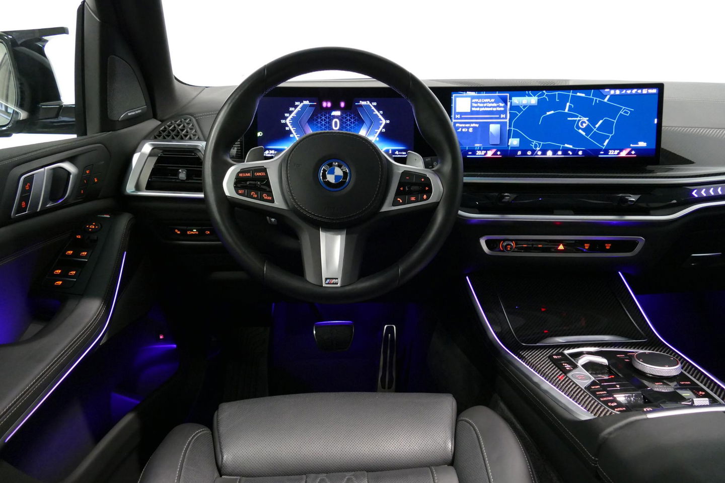 BMW X5 xDrive50e / Orig. Nederlands / Maxton Design Bodykit V.2 / Skylounge Panoramadak / Stoelkoeling & -verwarming / Elektr. verstelbare voorstoelen + memory / Carbon Interieurdelen / Harman Kardon Surround Sound / Ambienteverlichting / Softclose / HUD BMW Pro