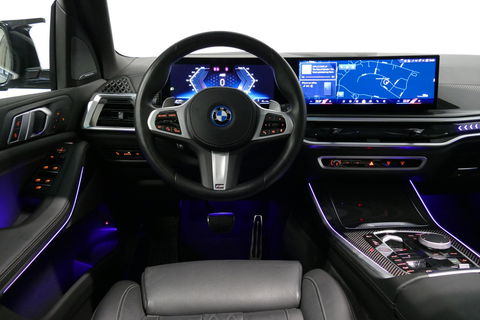 BMW X5 xDrive50e / Orig. Nederlands / Maxton Design Bodykit V.2 / Skylounge Panoramadak / Stoelkoeling & -verwarming / Elektr. verstelbare voorstoelen + memory / Carbon Interieurdelen / Harman Kardon Surround Sound / Ambienteverlichting / Softclose / HUD BMW Pro