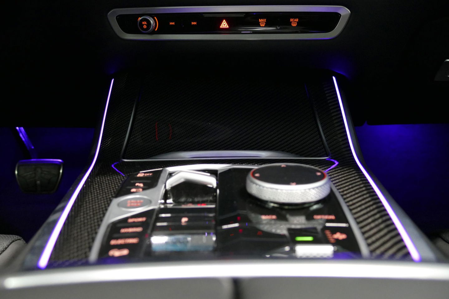 BMW X5 xDrive50e / Orig. Nederlands / Maxton Design Bodykit V.2 / Skylounge Panoramadak / Stoelkoeling & -verwarming / Elektr. verstelbare voorstoelen + memory / Carbon Interieurdelen / Harman Kardon Surround Sound / Ambienteverlichting / Softclose / HUD BMW Pro