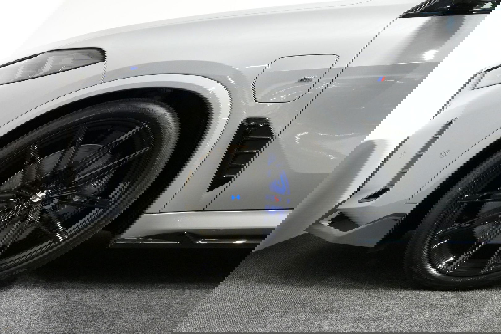 BMW X5 xDrive50e / Orig. Nederlands / Maxton Design Bodykit V.2 / Skylounge Panoramadak / Stoelkoeling & -verwarming / Elektr. verstelbare voorstoelen + memory / Carbon Interieurdelen / Harman Kardon Surround Sound / Ambienteverlichting / Softclose / HUD BMW Pro