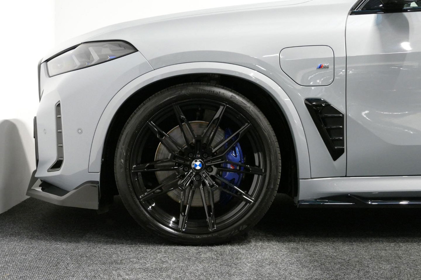 BMW X5 xDrive50e / Orig. Nederlands / Maxton Design Bodykit V.2 / Skylounge Panoramadak / Stoelkoeling & -verwarming / Elektr. verstelbare voorstoelen + memory / Carbon Interieurdelen / Harman Kardon Surround Sound / Ambienteverlichting / Softclose / HUD BMW Pro