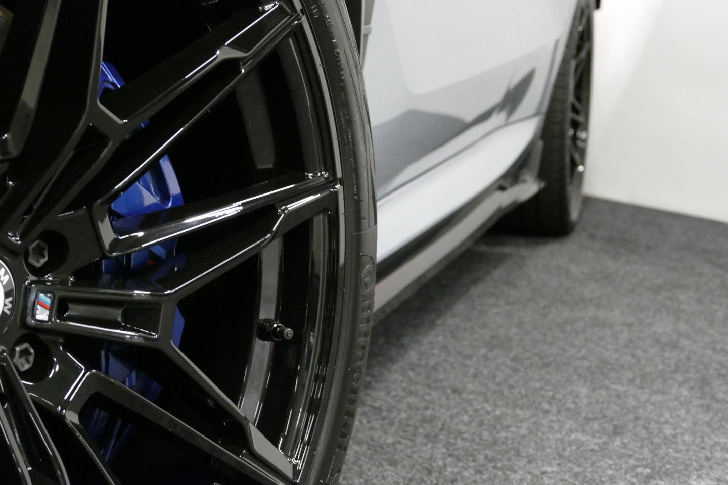 BMW X5 xDrive50e / Orig. Nederlands / Maxton Design Bodykit V.2 / Skylounge Panoramadak / Stoelkoeling & -verwarming / Elektr. verstelbare voorstoelen + memory / Carbon Interieurdelen / Harman Kardon Surround Sound / Ambienteverlichting / Softclose / HUD BMW Pro