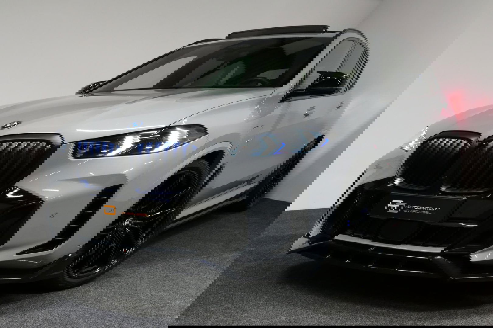 BMW X5 xDrive50e / Orig. Nederlands / Maxton Design Bodykit V.2 / Skylounge Panoramadak / Stoelkoeling & -verwarming / Elektr. verstelbare voorstoelen + memory / Carbon Interieurdelen / Harman Kardon Surround Sound / Ambienteverlichting / Softclose / HUD BMW Pro