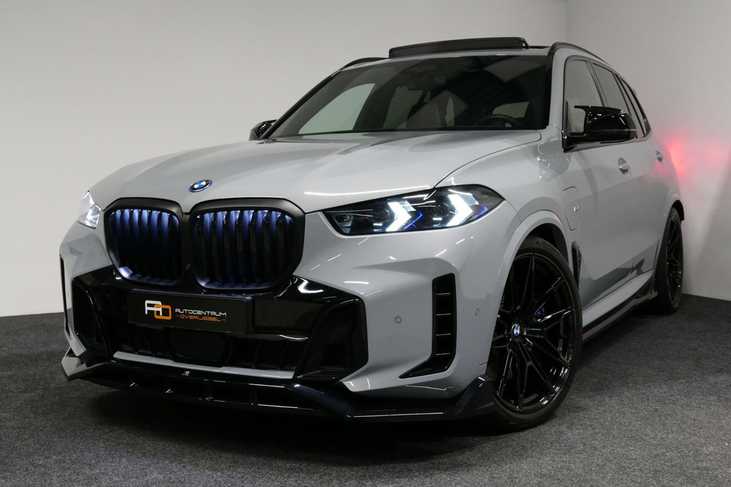 BMW X5 xDrive50e / Orig. Nederlands / Maxton Design Bodykit V.2 / Skylounge Panoramadak / Stoelkoeling & -verwarming / Elektr. verstelbare voorstoelen + memory / Carbon Interieurdelen / Harman Kardon Surround Sound / Ambienteverlichting / Softclose / HUD BMW Pro