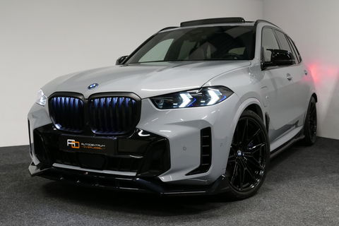 BMW X5 xDrive50e / Orig. Nederlands / Maxton Design Bodykit V.2 / Skylounge Panoramadak / Stoelkoeling & -verwarming / Elektr. verstelbare voorstoelen + memory / Carbon Interieurdelen / Harman Kardon Surround Sound / Ambienteverlichting / Softclose / HUD BMW Pro