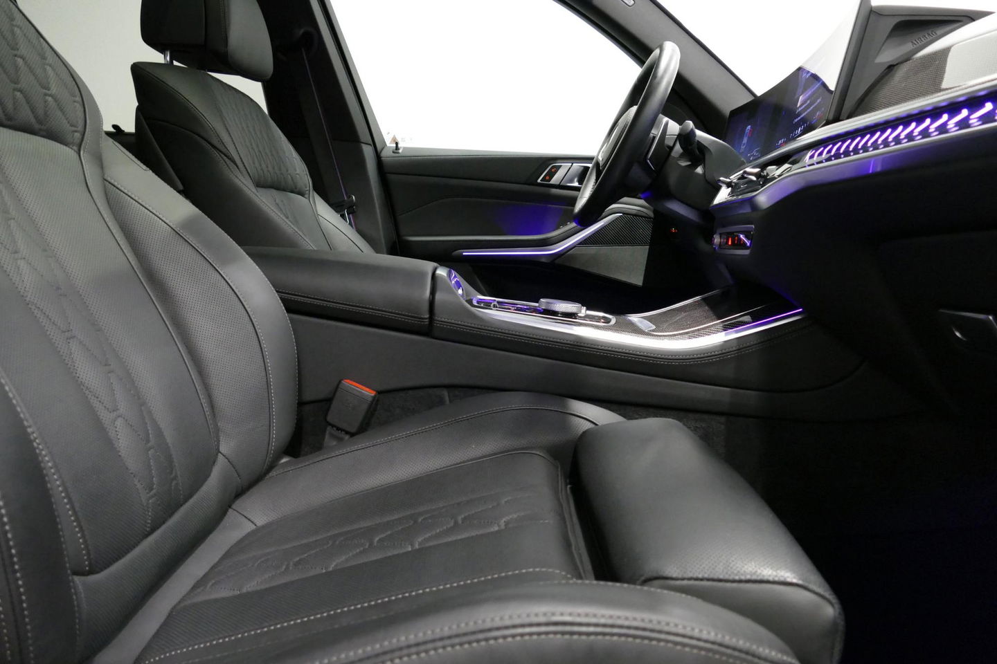 BMW X5 xDrive50e / Orig. Nederlands / Maxton Design Bodykit V.2 / Skylounge Panoramadak / Stoelkoeling & -verwarming / Elektr. verstelbare voorstoelen + memory / Carbon Interieurdelen / Harman Kardon Surround Sound / Ambienteverlichting / Softclose / HUD BMW Pro