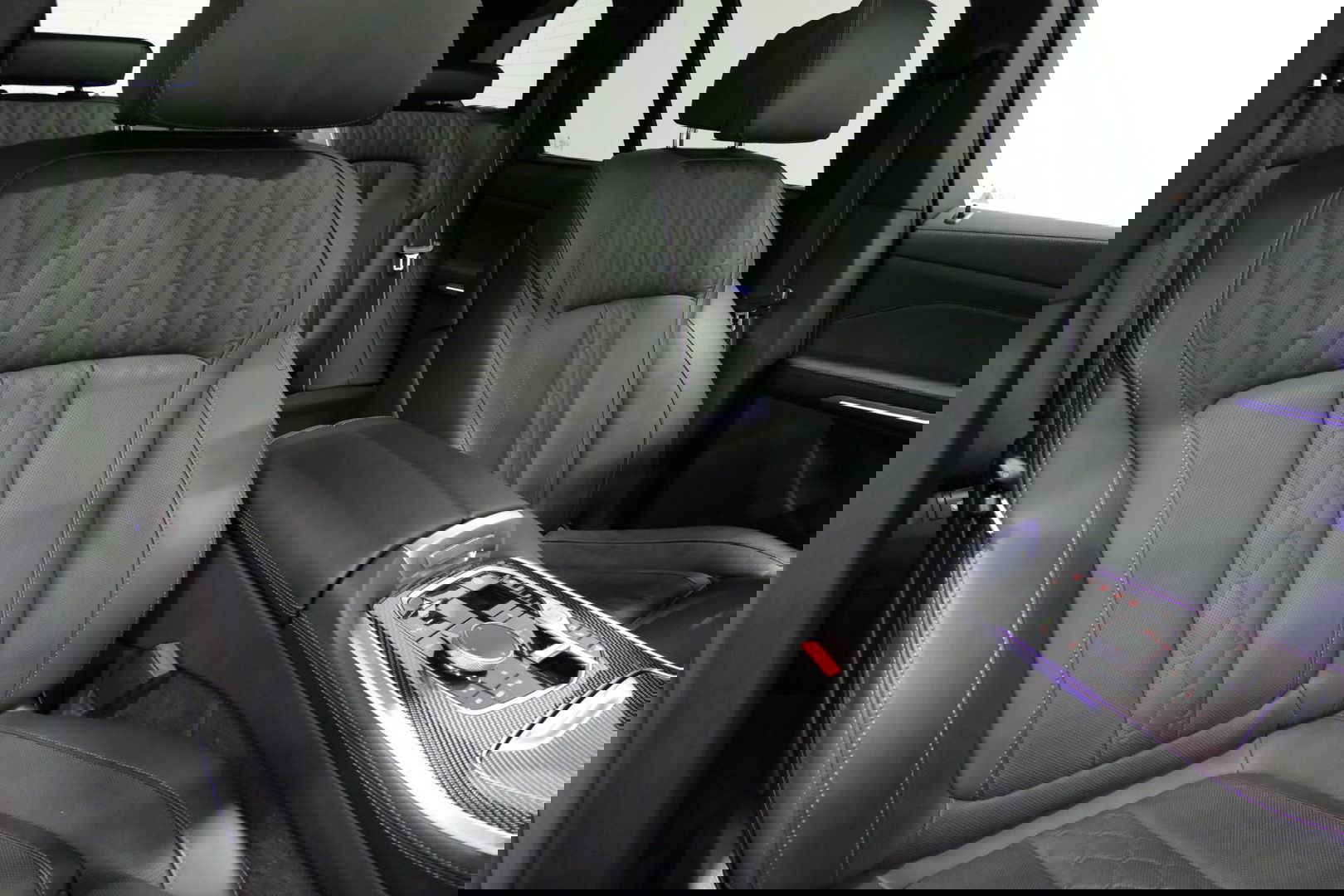 BMW X5 xDrive50e / Orig. Nederlands / Maxton Design Bodykit V.2 / Skylounge Panoramadak / Stoelkoeling & -verwarming / Elektr. verstelbare voorstoelen + memory / Carbon Interieurdelen / Harman Kardon Surround Sound / Ambienteverlichting / Softclose / HUD BMW Pro