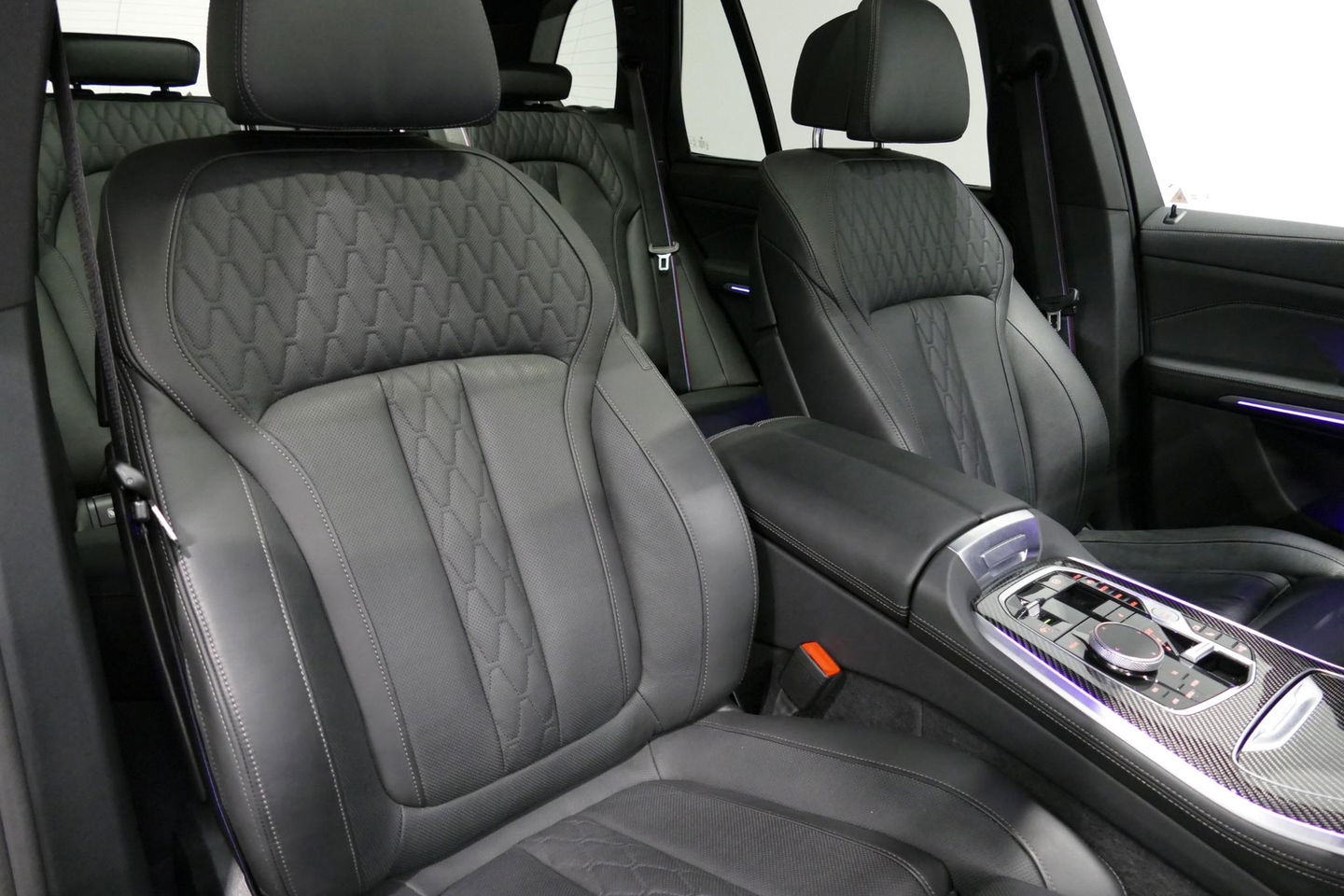 BMW X5 xDrive50e / Orig. Nederlands / Maxton Design Bodykit V.2 / Skylounge Panoramadak / Stoelkoeling & -verwarming / Elektr. verstelbare voorstoelen + memory / Carbon Interieurdelen / Harman Kardon Surround Sound / Ambienteverlichting / Softclose / HUD BMW Pro