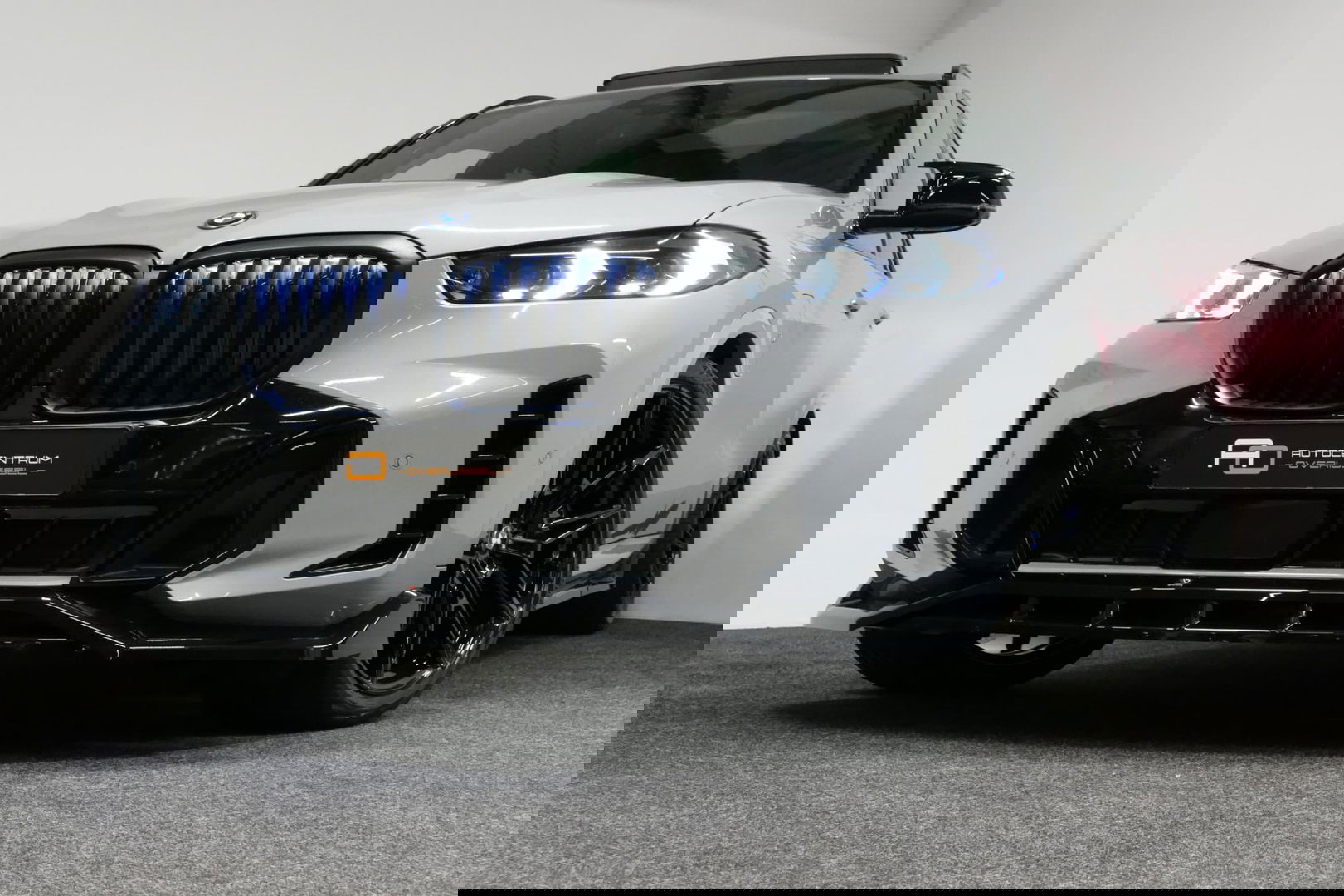 BMW X5 xDrive50e / Orig. Nederlands / Maxton Design Bodykit V.2 / Skylounge Panoramadak / Stoelkoeling & -verwarming / Elektr. verstelbare voorstoelen + memory / Carbon Interieurdelen / Harman Kardon Surround Sound / Ambienteverlichting / Softclose / HUD BMW Pro