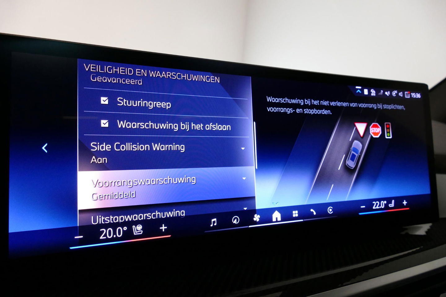 BMW X5 xDrive50e / Orig. Nederlands / Maxton Design Bodykit V.2 / Skylounge Panoramadak / Stoelkoeling & -verwarming / Elektr. verstelbare voorstoelen + memory / Carbon Interieurdelen / Harman Kardon Surround Sound / Ambienteverlichting / Softclose / HUD BMW Pro