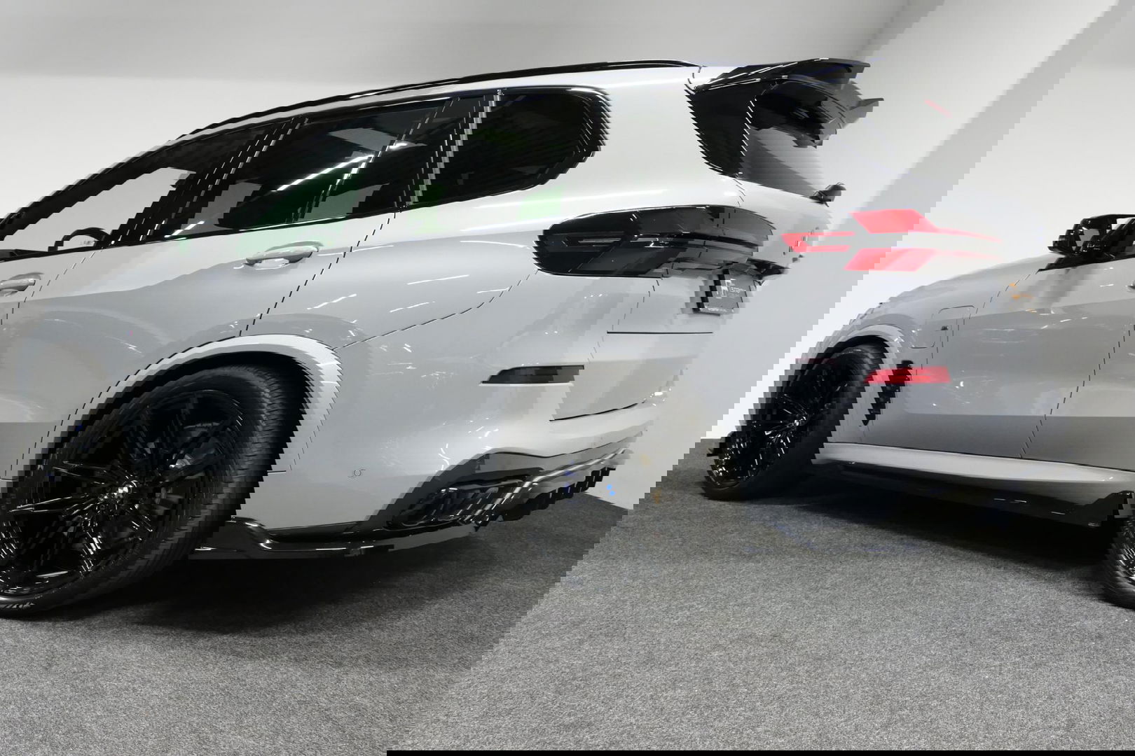 BMW X5 xDrive50e / Orig. Nederlands / Maxton Design Bodykit V.2 / Skylounge Panoramadak / Stoelkoeling & -verwarming / Elektr. verstelbare voorstoelen + memory / Carbon Interieurdelen / Harman Kardon Surround Sound / Ambienteverlichting / Softclose / HUD BMW Pro