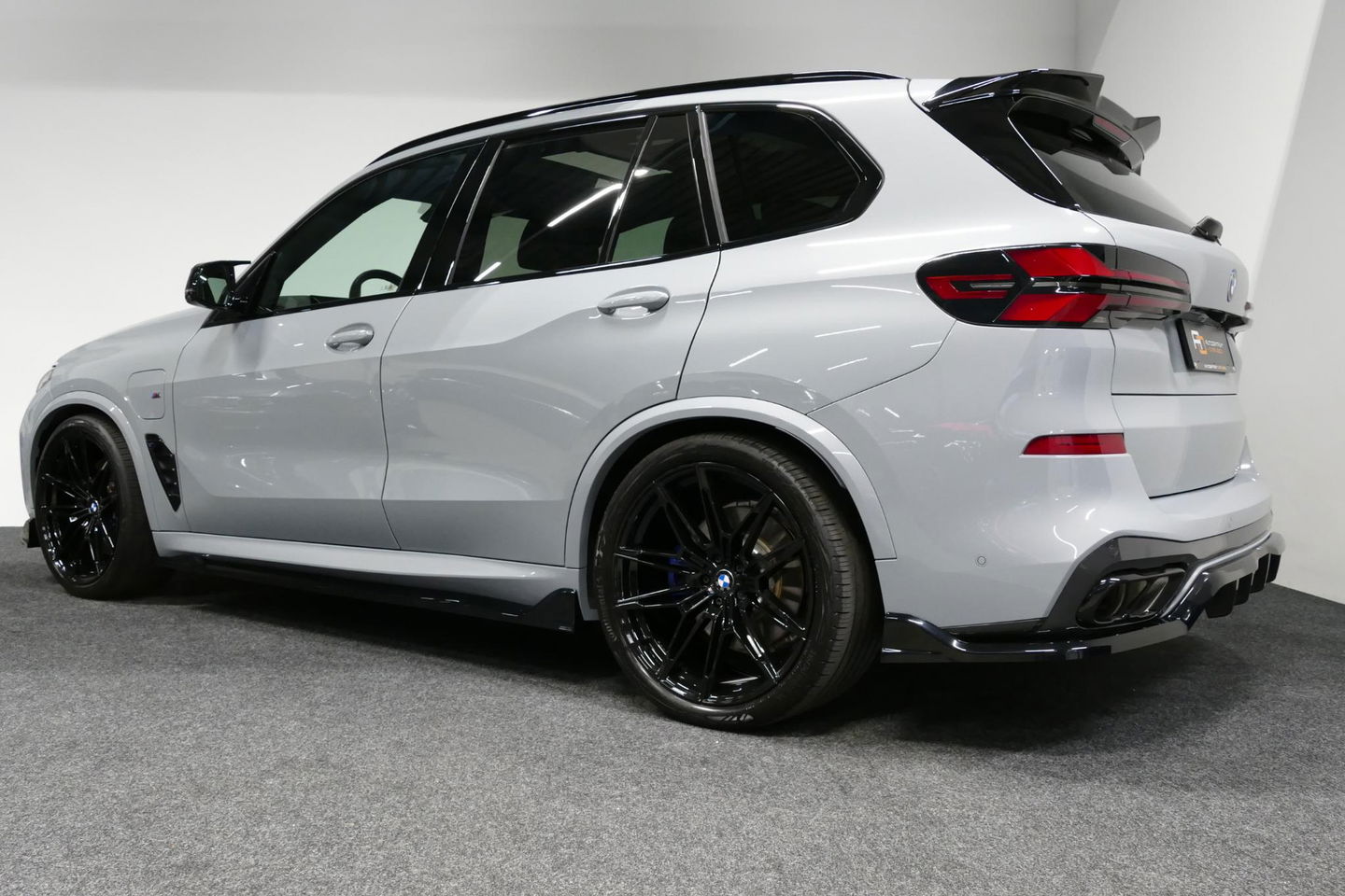 BMW X5 xDrive50e / Orig. Nederlands / Maxton Design Bodykit V.2 / Skylounge Panoramadak / Stoelkoeling & -verwarming / Elektr. verstelbare voorstoelen + memory / Carbon Interieurdelen / Harman Kardon Surround Sound / Ambienteverlichting / Softclose / HUD BMW Pro