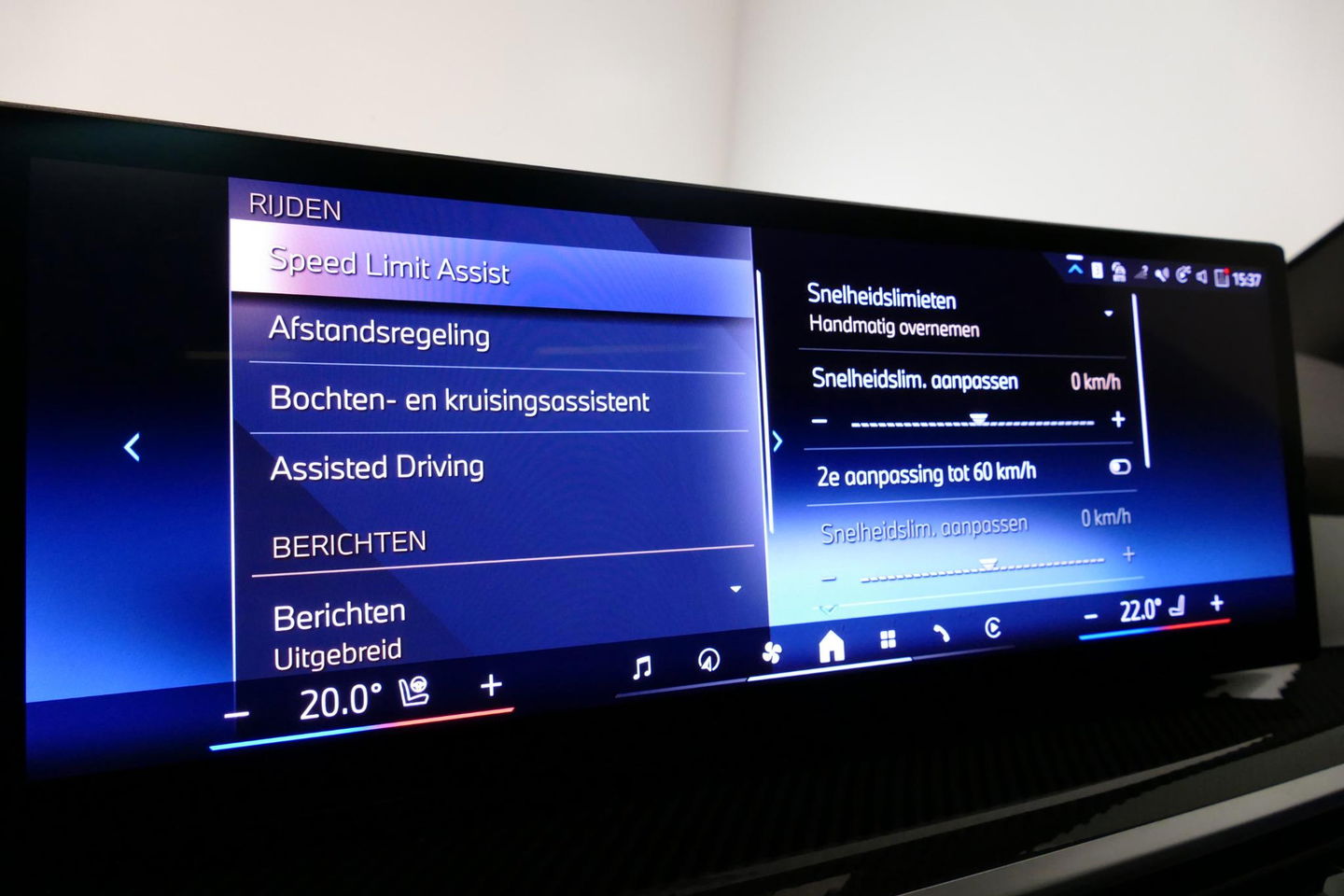 BMW X5 xDrive50e / Orig. Nederlands / Maxton Design Bodykit V.2 / Skylounge Panoramadak / Stoelkoeling & -verwarming / Elektr. verstelbare voorstoelen + memory / Carbon Interieurdelen / Harman Kardon Surround Sound / Ambienteverlichting / Softclose / HUD BMW Pro