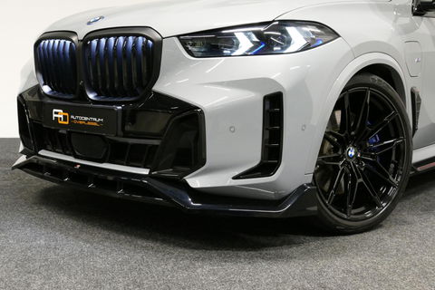 BMW X5 xDrive50e / Orig. Nederlands / Maxton Design Bodykit V.2 / Skylounge Panoramadak / Stoelkoeling & -verwarming / Elektr. verstelbare voorstoelen + memory / Carbon Interieurdelen / Harman Kardon Surround Sound / Ambienteverlichting / Softclose / HUD BMW Pro