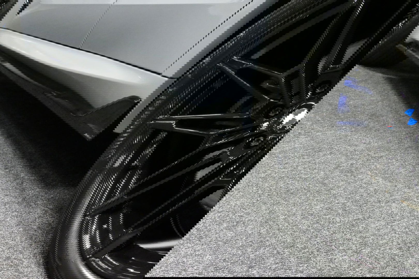 BMW X5 xDrive50e / Orig. Nederlands / Maxton Design Bodykit V.2 / Skylounge Panoramadak / Stoelkoeling & -verwarming / Elektr. verstelbare voorstoelen + memory / Carbon Interieurdelen / Harman Kardon Surround Sound / Ambienteverlichting / Softclose / HUD BMW Pro