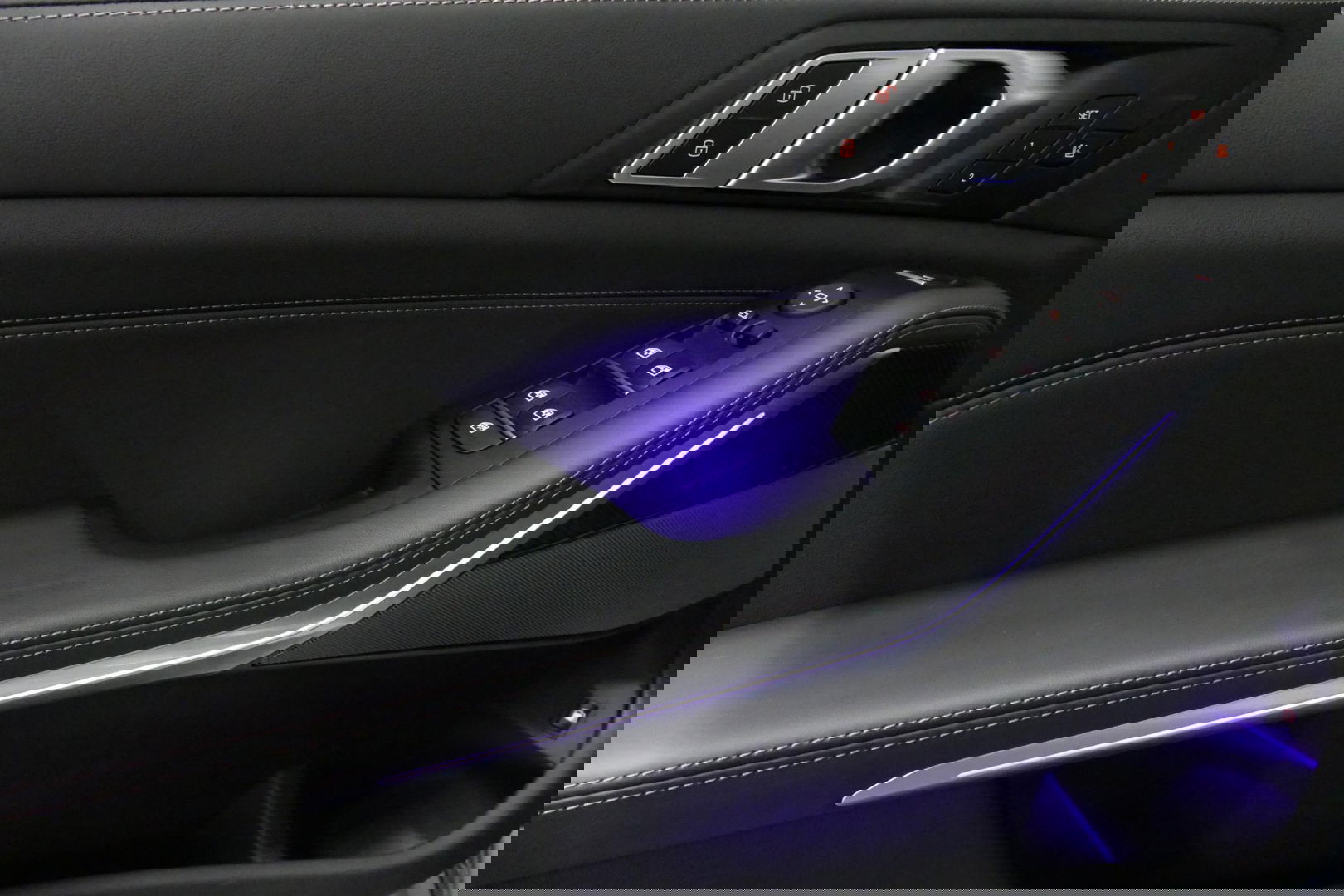 BMW X5 xDrive50e / Orig. Nederlands / Maxton Design Bodykit V.2 / Skylounge Panoramadak / Stoelkoeling & -verwarming / Elektr. verstelbare voorstoelen + memory / Carbon Interieurdelen / Harman Kardon Surround Sound / Ambienteverlichting / Softclose / HUD BMW Pro