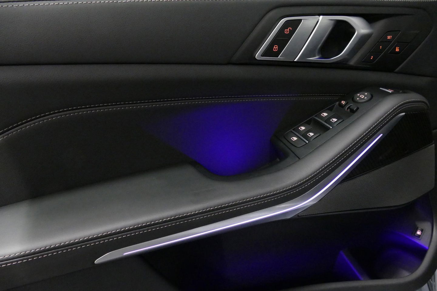 BMW X5 xDrive50e / Orig. Nederlands / Maxton Design Bodykit V.2 / Skylounge Panoramadak / Stoelkoeling & -verwarming / Elektr. verstelbare voorstoelen + memory / Carbon Interieurdelen / Harman Kardon Surround Sound / Ambienteverlichting / Softclose / HUD BMW Pro