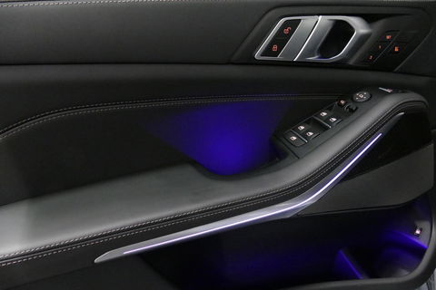 BMW X5 xDrive50e / Orig. Nederlands / Maxton Design Bodykit V.2 / Skylounge Panoramadak / Stoelkoeling & -verwarming / Elektr. verstelbare voorstoelen + memory / Carbon Interieurdelen / Harman Kardon Surround Sound / Ambienteverlichting / Softclose / HUD BMW Pro