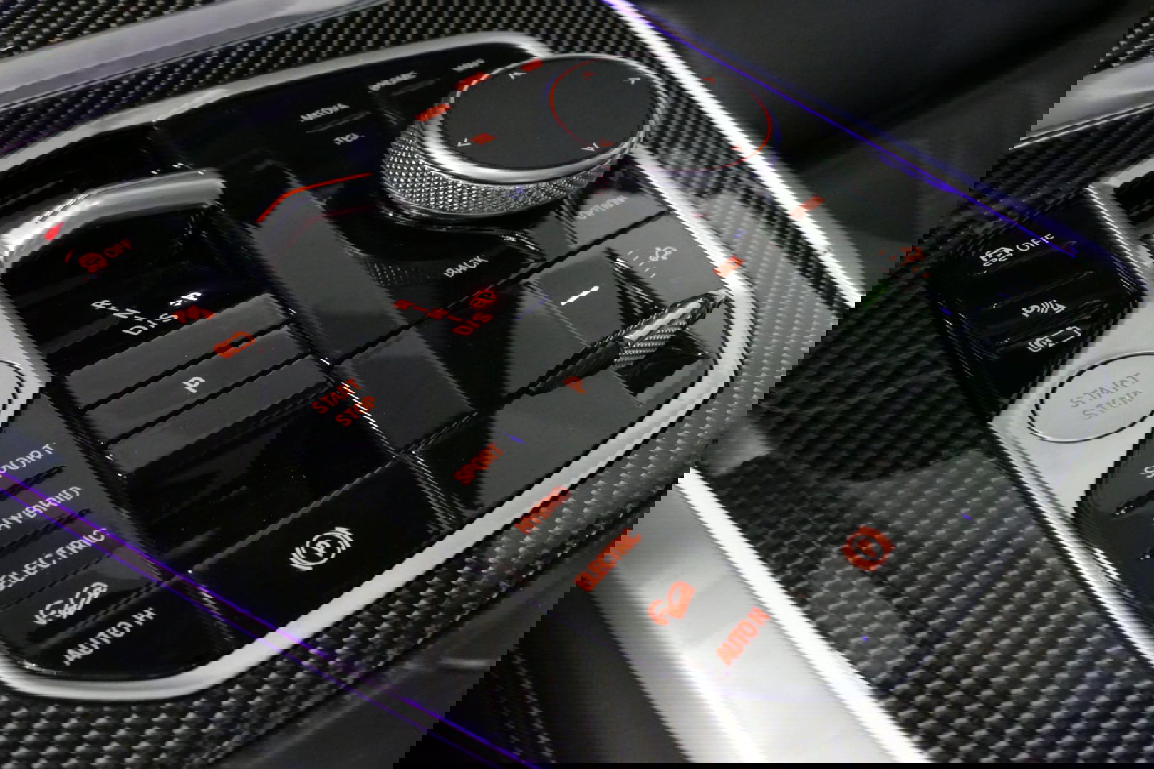 BMW X5 xDrive50e / Orig. Nederlands / Maxton Design Bodykit V.2 / Skylounge Panoramadak / Stoelkoeling & -verwarming / Elektr. verstelbare voorstoelen + memory / Carbon Interieurdelen / Harman Kardon Surround Sound / Ambienteverlichting / Softclose / HUD BMW Pro