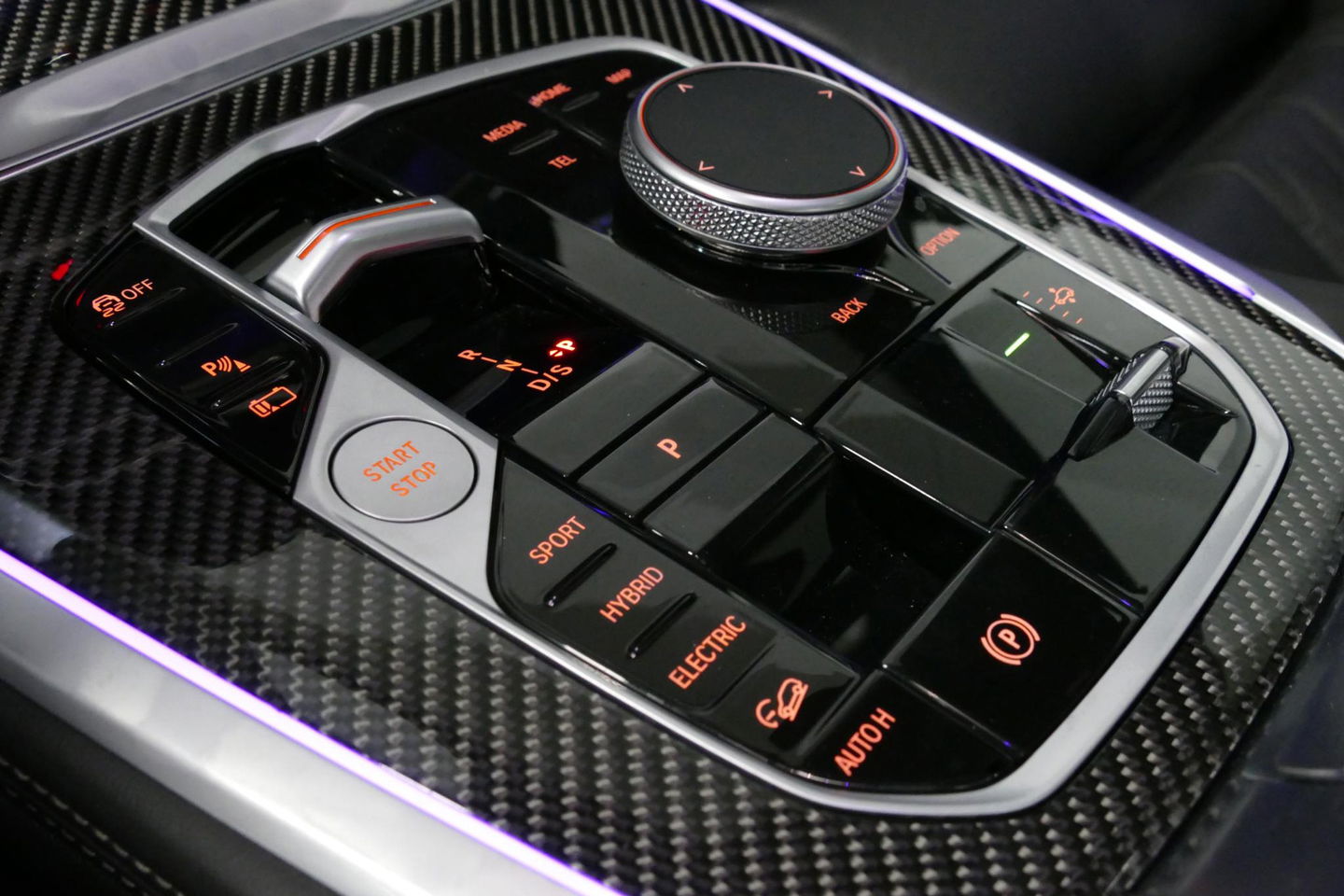 BMW X5 xDrive50e / Orig. Nederlands / Maxton Design Bodykit V.2 / Skylounge Panoramadak / Stoelkoeling & -verwarming / Elektr. verstelbare voorstoelen + memory / Carbon Interieurdelen / Harman Kardon Surround Sound / Ambienteverlichting / Softclose / HUD BMW Pro