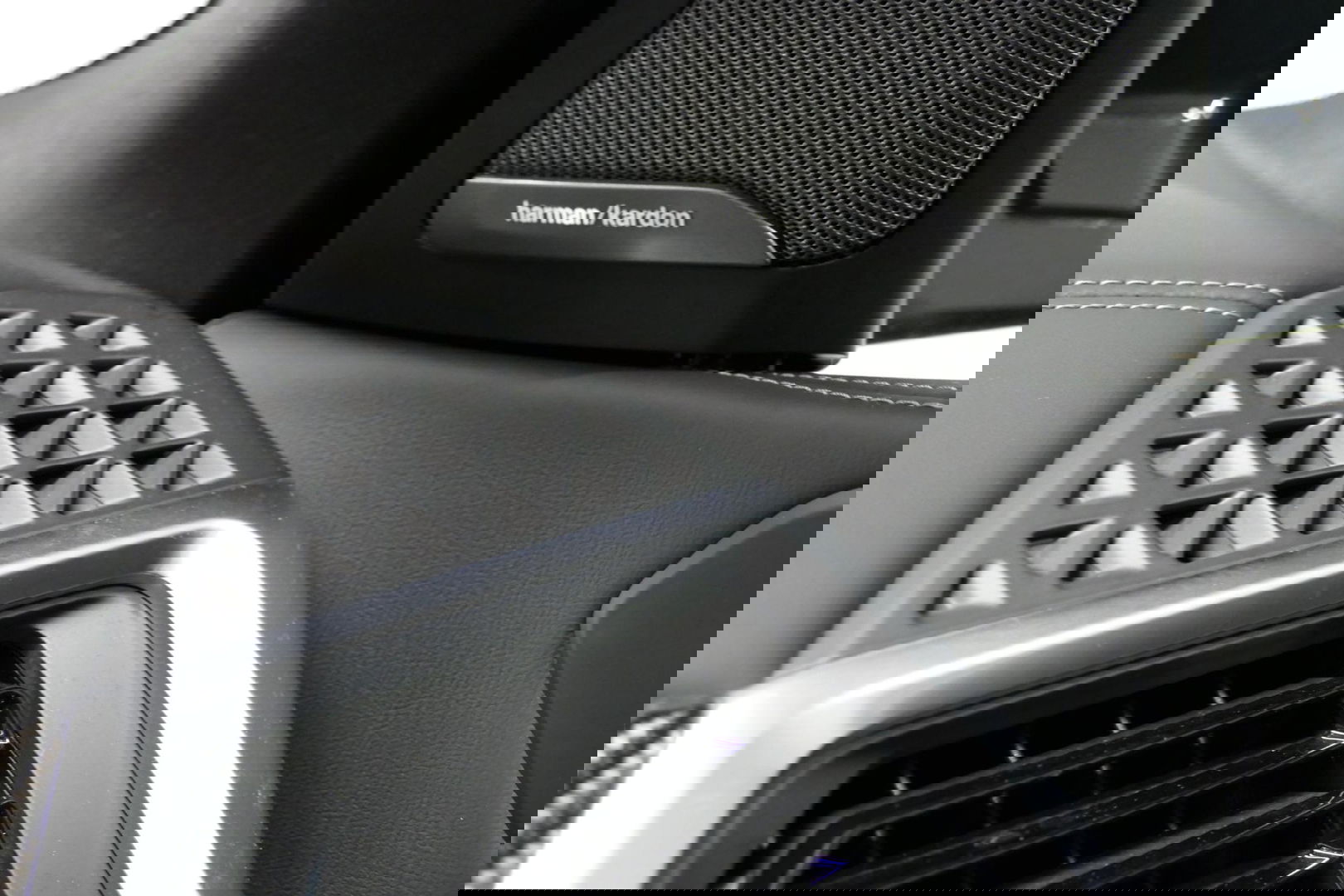 BMW X5 xDrive50e / Orig. Nederlands / Maxton Design Bodykit V.2 / Skylounge Panoramadak / Stoelkoeling & -verwarming / Elektr. verstelbare voorstoelen + memory / Carbon Interieurdelen / Harman Kardon Surround Sound / Ambienteverlichting / Softclose / HUD BMW Pro