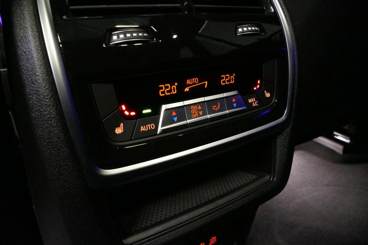 BMW X5 xDrive50e / Orig. Nederlands / Maxton Design Bodykit V.2 / Skylounge Panoramadak / Stoelkoeling & -verwarming / Elektr. verstelbare voorstoelen + memory / Carbon Interieurdelen / Harman Kardon Surround Sound / Ambienteverlichting / Softclose / HUD BMW Pro