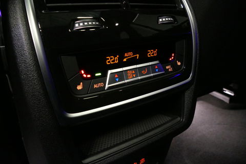 BMW X5 xDrive50e / Orig. Nederlands / Maxton Design Bodykit V.2 / Skylounge Panoramadak / Stoelkoeling & -verwarming / Elektr. verstelbare voorstoelen + memory / Carbon Interieurdelen / Harman Kardon Surround Sound / Ambienteverlichting / Softclose / HUD BMW Pro