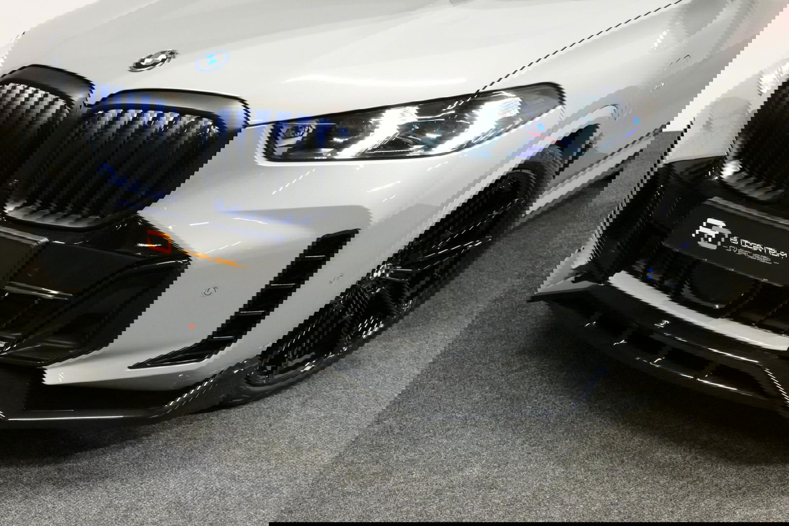 BMW X5 xDrive50e / Orig. Nederlands / Maxton Design Bodykit V.2 / Skylounge Panoramadak / Stoelkoeling & -verwarming / Elektr. verstelbare voorstoelen + memory / Carbon Interieurdelen / Harman Kardon Surround Sound / Ambienteverlichting / Softclose / HUD BMW Pro