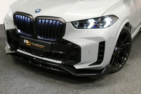 BMW X5 xDrive50e / Orig. Nederlands / Maxton Design Bodykit V.2 / Skylounge Panoramadak / Stoelkoeling & -verwarming / Elektr. verstelbare voorstoelen + memory / Carbon Interieurdelen / Harman Kardon Surround Sound / Ambienteverlichting / Softclose / HUD BMW Pro