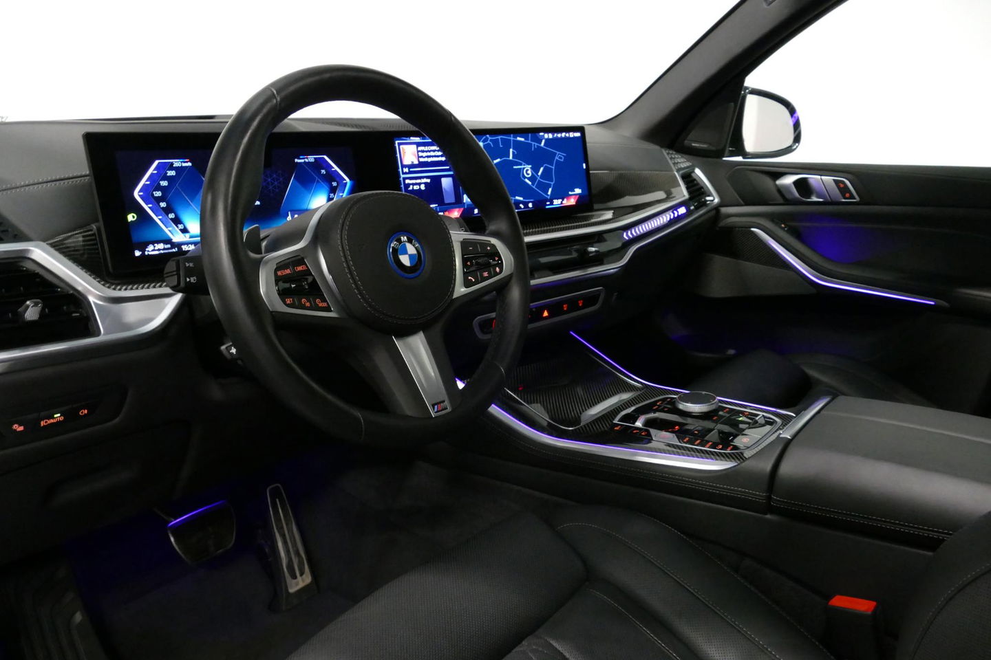 BMW X5 xDrive50e / Orig. Nederlands / Maxton Design Bodykit V.2 / Skylounge Panoramadak / Stoelkoeling & -verwarming / Elektr. verstelbare voorstoelen + memory / Carbon Interieurdelen / Harman Kardon Surround Sound / Ambienteverlichting / Softclose / HUD BMW Pro