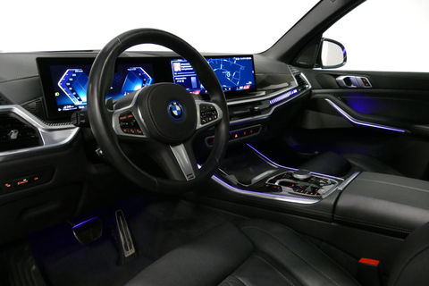 BMW X5 xDrive50e / Orig. Nederlands / Maxton Design Bodykit V.2 / Skylounge Panoramadak / Stoelkoeling & -verwarming / Elektr. verstelbare voorstoelen + memory / Carbon Interieurdelen / Harman Kardon Surround Sound / Ambienteverlichting / Softclose / HUD BMW Pro
