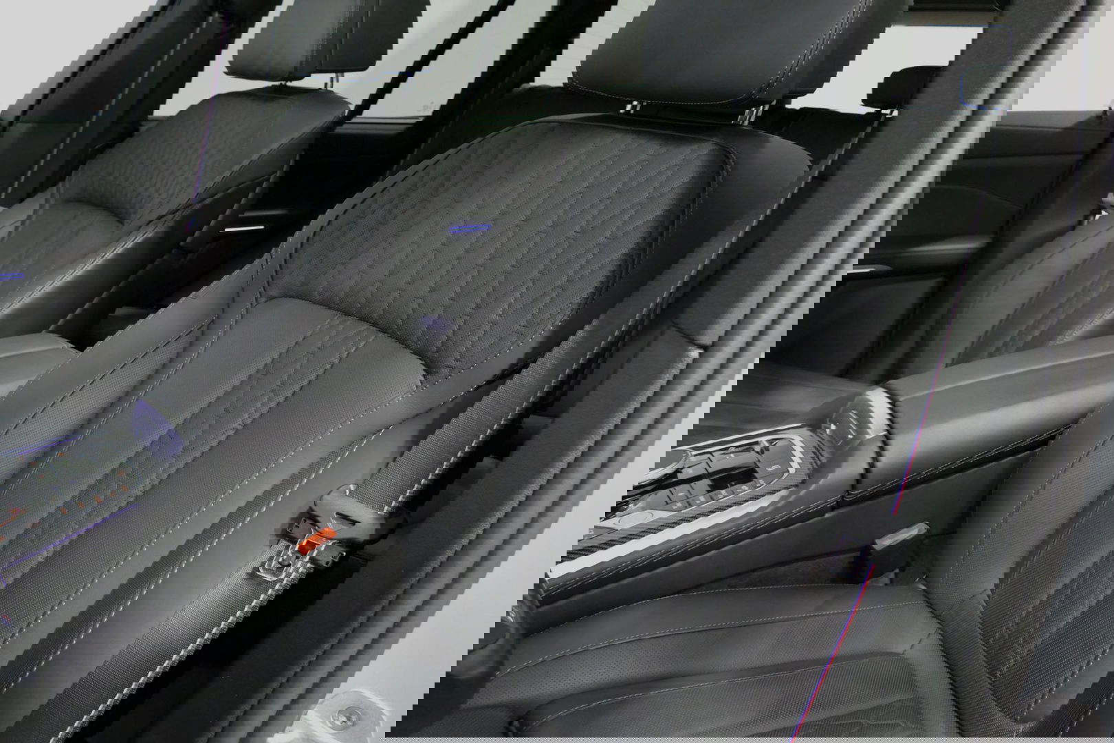 BMW X5 xDrive50e / Orig. Nederlands / Maxton Design Bodykit V.2 / Skylounge Panoramadak / Stoelkoeling & -verwarming / Elektr. verstelbare voorstoelen + memory / Carbon Interieurdelen / Harman Kardon Surround Sound / Ambienteverlichting / Softclose / HUD BMW Pro