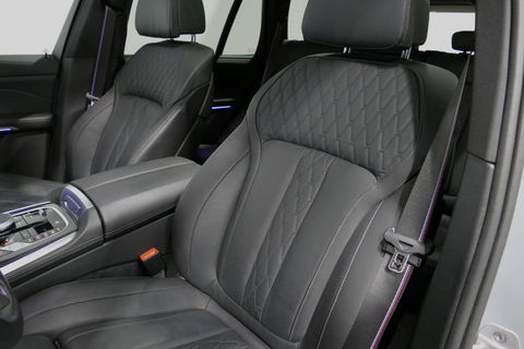 BMW X5 xDrive50e / Orig. Nederlands / Maxton Design Bodykit V.2 / Skylounge Panoramadak / Stoelkoeling & -verwarming / Elektr. verstelbare voorstoelen + memory / Carbon Interieurdelen / Harman Kardon Surround Sound / Ambienteverlichting / Softclose / HUD BMW Pro