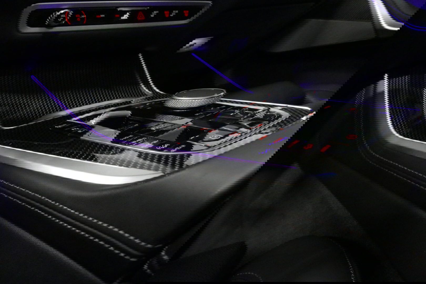 BMW X5 xDrive50e / Orig. Nederlands / Maxton Design Bodykit V.2 / Skylounge Panoramadak / Stoelkoeling & -verwarming / Elektr. verstelbare voorstoelen + memory / Carbon Interieurdelen / Harman Kardon Surround Sound / Ambienteverlichting / Softclose / HUD BMW Pro