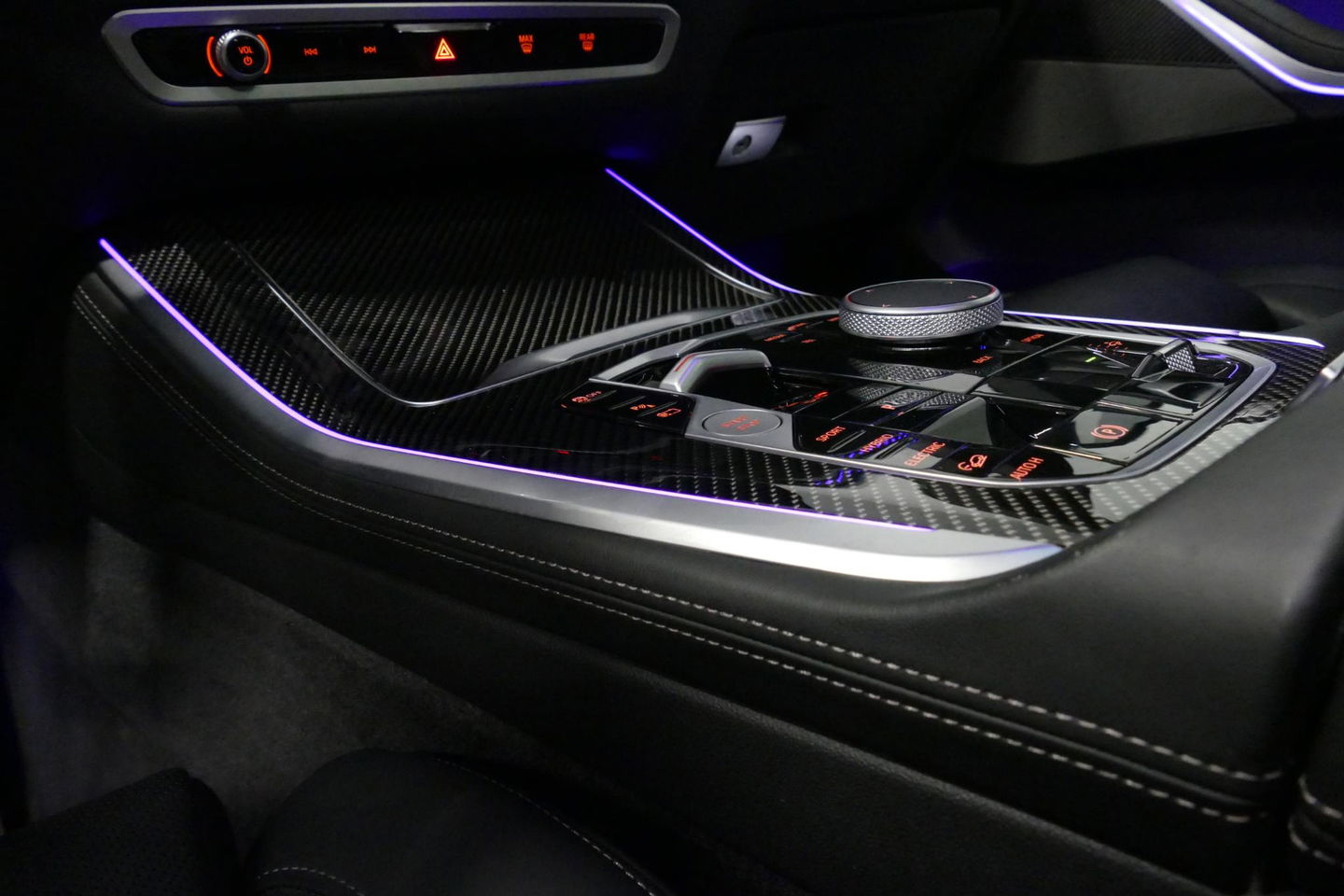 BMW X5 xDrive50e / Orig. Nederlands / Maxton Design Bodykit V.2 / Skylounge Panoramadak / Stoelkoeling & -verwarming / Elektr. verstelbare voorstoelen + memory / Carbon Interieurdelen / Harman Kardon Surround Sound / Ambienteverlichting / Softclose / HUD BMW Pro